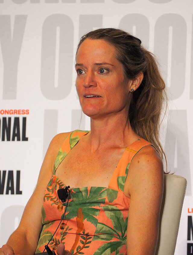 Sara Shepard author photo